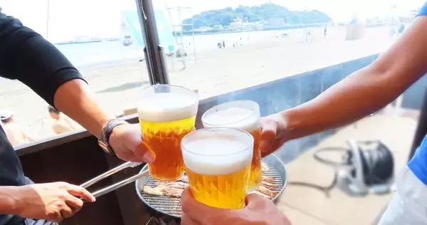 「今年も江ノ島で最高の夏を！毎年大人気の海の家「ちょっとヨットビーチハウス」が7月1日(水)にオープン決定！2026年5月20日(水)からBBQ先行予約開始〜今年はヴィンテージ・ウッドな世界観で〜」の画像