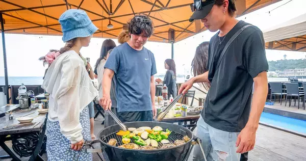「今年も江ノ島で最高の夏を！毎年大人気の海の家「ちょっとヨットビーチハウス」が7月1日(水)にオープン決定！2026年5月20日(水)からBBQ先行予約開始〜今年はヴィンテージ・ウッドな世界観で〜」の画像