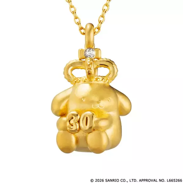 「ポムポムプリン30周年をお祝いする特別なジュエリーが登場！ダイヤモンドがきらめく王冠を被ったポムポムプリンの純金製ペンダント」の画像