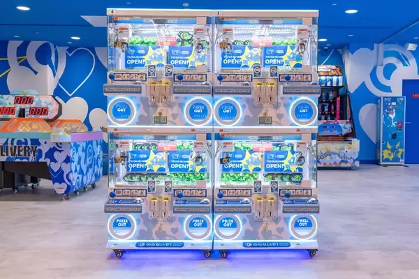 「世界初・覆面現代アーティスト「COIN PARKING DELIVERY」デザインのGiGOが誕生！「GiGOイオンモール津田沼South」2026年3月18日(水)10時グランドオープン」の画像