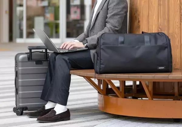 「出先でのアイロン掛けの時間ゼロへ。 スーツを綺麗に持ち運べる大人のための鞄」の画像