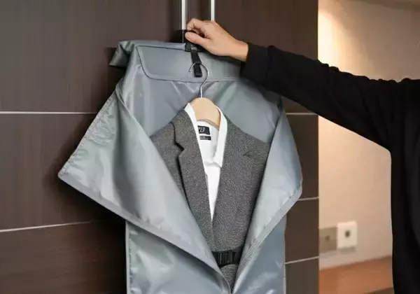 「出先でのアイロン掛けの時間ゼロへ。 スーツを綺麗に持ち運べる大人のための鞄」の画像