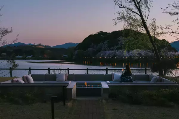 「桜がまだ愉しめる、京都最大の湖の眺め。八重桜がこれから開花「風景とナチュラルワインをペアリングする大人のお花見」　京都・丹後「HOTEL&湖邸 艸花 -そうか-」」の画像
