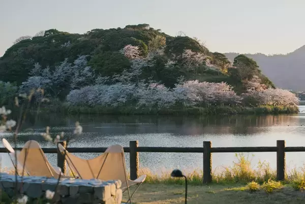 「桜がまだ愉しめる、京都最大の湖の眺め。八重桜がこれから開花「風景とナチュラルワインをペアリングする大人のお花見」　京都・丹後「HOTEL&湖邸 艸花 -そうか-」」の画像