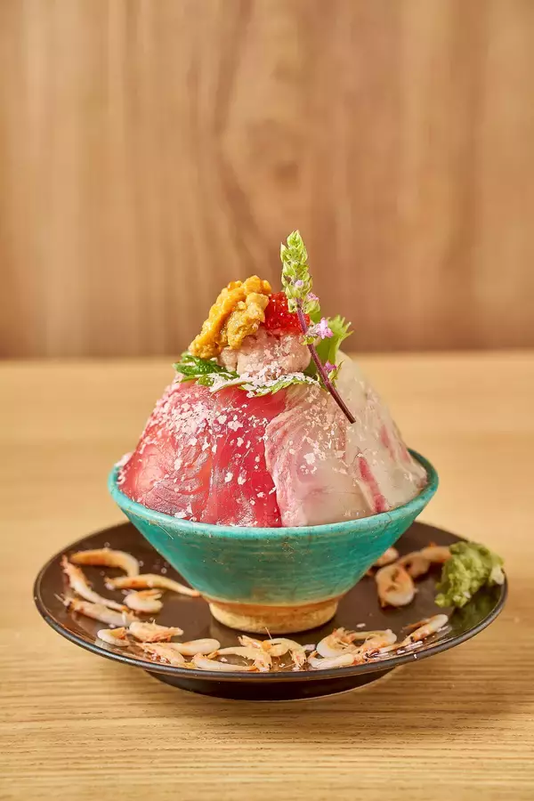 「春、満開丼。春にぴったりの「桜鯛」を使用した桜舞い散る海鮮丼フェア「桜祭り」開幕!!」の画像