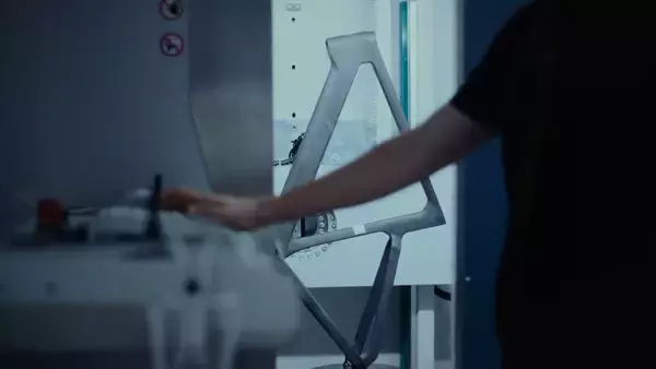 「すべての道で最速であるために。オールロードレースバイクの新基準『エンデュレース CFR』誕生」の画像