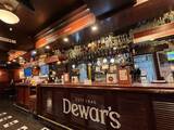 「HUB東梅田店！ブレンデッドスコッチウイスキー「デュワーズ」の装飾を施して営業中！」の画像2
