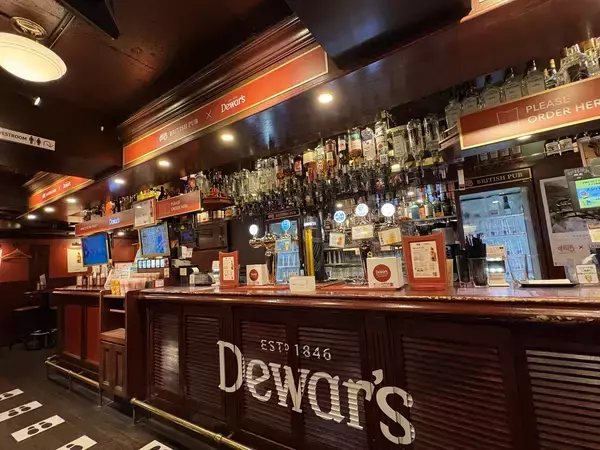 「HUB東梅田店！ブレンデッドスコッチウイスキー「デュワーズ」の装飾を施して営業中！」の画像