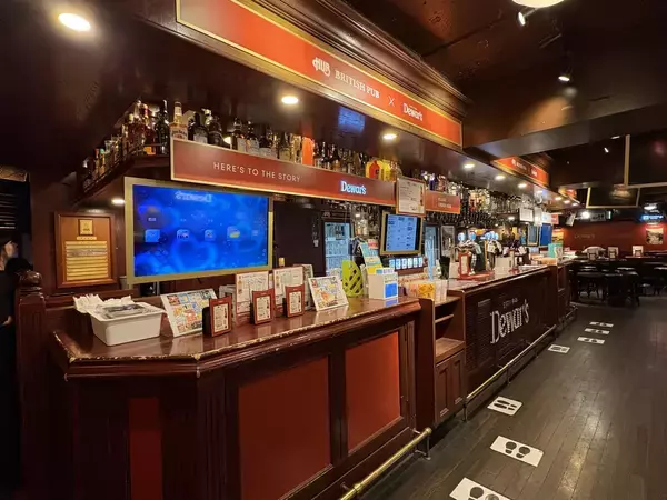 「HUB東梅田店！ブレンデッドスコッチウイスキー「デュワーズ」の装飾を施して営業中！」の画像