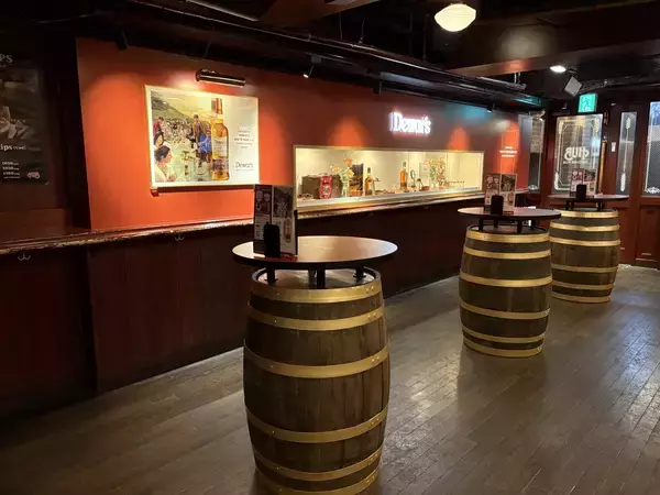 「HUB東梅田店！ブレンデッドスコッチウイスキー「デュワーズ」の装飾を施して営業中！」の画像