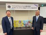 「地下鉄・鉄道に“紙ポスター不要”へ　台湾IRIS Optronics、日本オフィス開設で交通インフラ市場に本格参入　B3フルカラー電子ペーパー公開、1600万色対応で省エネ広告を訴求」の画像1