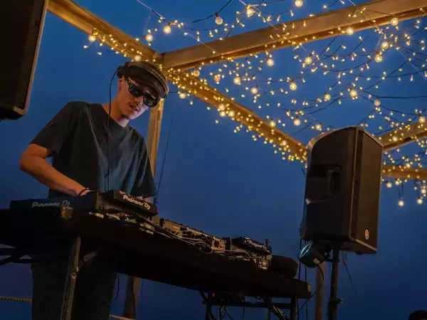 「大阪北港マリーナにて、夕陽と音楽に包まれる“アウトドア ミュージック パーティー”「SUNSET WAVE」10月26日（日）開催 ！」の画像