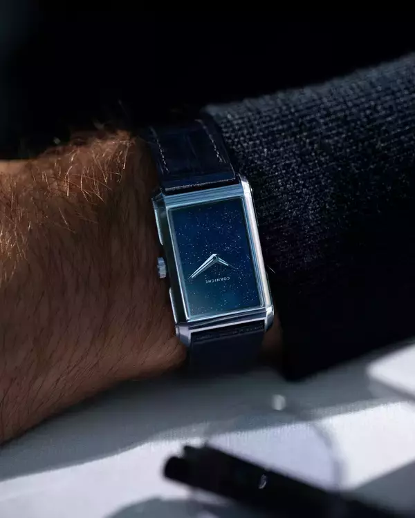 「スウェーデン発ウォッチブランド「CORNICHE」 - 新作腕時計 - ブランド初となるレクタングルケースで魅せる「Visionnaire」 アベンチュリン文字盤を含む全4型発売」の画像