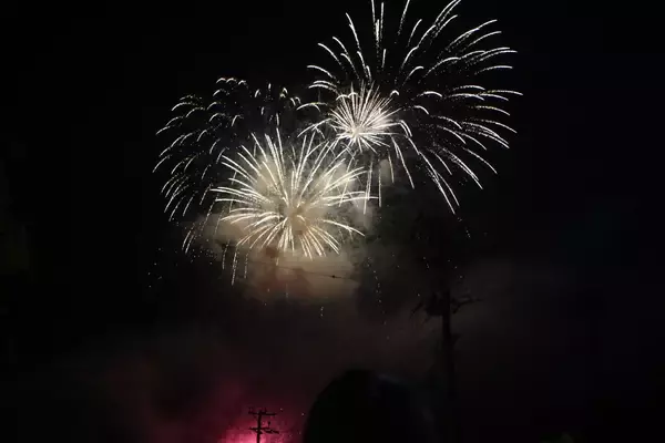 「夏の「城崎温泉 湯宿ささくら」で、夢花火と3大特典を欲張る5つの外湯券×1,000円分の食事券×駐車場代キャッシュバック付き素泊まりプランは8,500円〜(税込)」の画像
