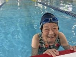 泳ぐ喜びを再び　97歳の挑戦が教えてくれるあきらめない力～「やりたい」を支える地域の力。デイサービスが後押し～