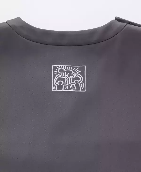 「1980年代を代表するアーティスト：キース・ヘリングのアートにインスパイアされた白衣・スクラブを発売！メディカルアパレルブランド「クラシコ」」の画像