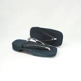 「街を歩く、リズムが変わる。「インディゴ染 ねずこ右近下駄　茶綿デニム鼻緒」2026年2月より、現代の暮らしに馴染む「右近型」の受注開始」の画像3