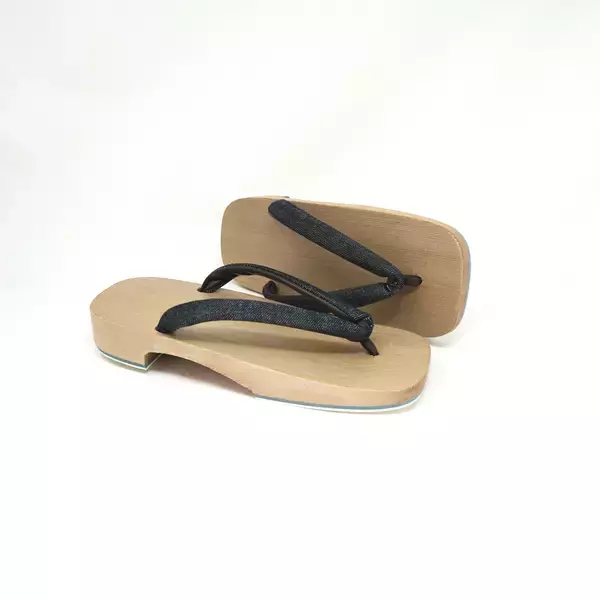 「街を歩く、リズムが変わる。「インディゴ染 ねずこ右近下駄　茶綿デニム鼻緒」2026年2月より、現代の暮らしに馴染む「右近型」の受注開始」の画像