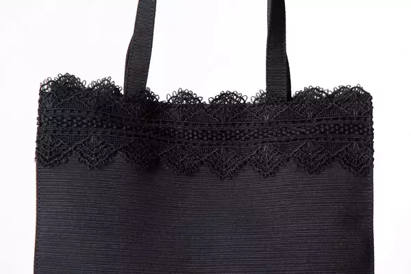 「【卒入園・入学式】「A4封筒が折れ曲がる」問題を解決。式典の静寂を邪魔しない“静音内装”と衣類への色移り防止を徹底した、実用派フォーマルバッグが発売」の画像