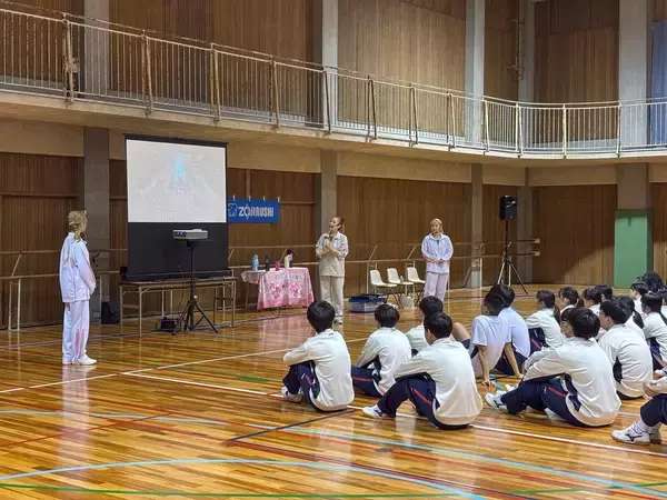 「大阪信愛学院高等学校でOSK日本歌劇団による特別授業を実施　高校生がラインダンスに挑戦」の画像