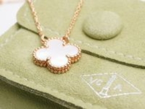 ヴァンクリーフ＆アーペル4月価格改定を受け、「おもいお」が査定体制を強化