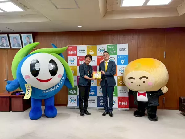 【青木松風庵】5月21日は「月化粧の日」にちなんで、学校給食に3,965個の「月化粧」を寄付