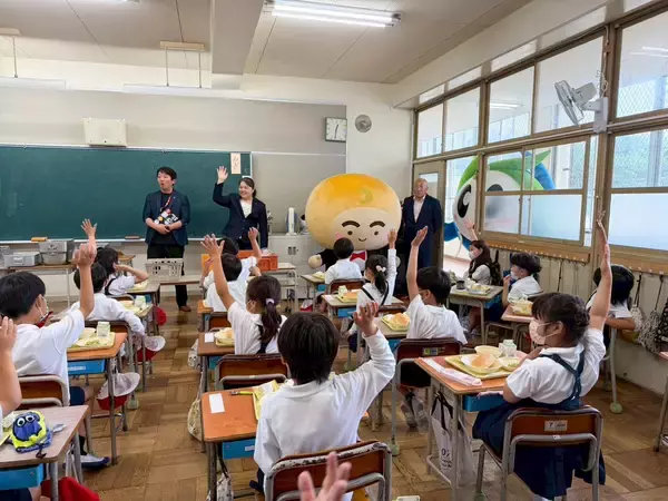 「【青木松風庵】5月21日は「月化粧の日」にちなんで、学校給食に3,965個の「月化粧」を寄付」の画像