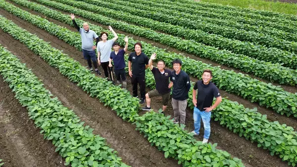 「夏の贅沢「丹波篠山デカンショ豆」予約販売開始。 日本農業遺産にも認定された、あの丹波篠山黒大豆の伝統的な栽培技術を 継承する４軒の匠が丹精込めて育てる夏の枝豆。」の画像