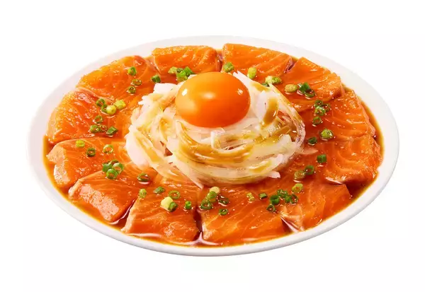 「韓国メニューの新顔は、辛さ控えめの「サーモンの韓国風しょうゆ漬け」『カンジャンサーモンのたれ』新発売」の画像