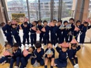 近大附属幼稚園で「ひなまつり集会」を開催　子どもたちの健やかな成長を願う日本の伝統行事に親しむ