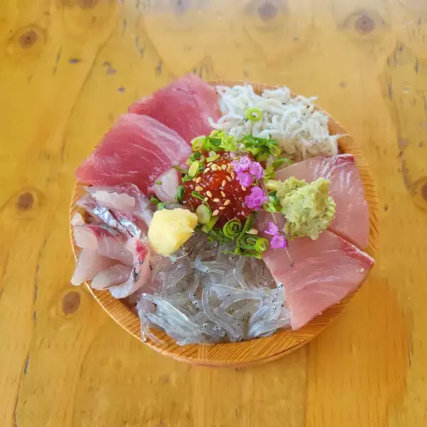 「GW限定「あじ・しらすフェア」開催！小田原漁港直送！旬のアジと湘南しらすを堪能できる豪華海鮮丼や伊勢海老丼など期間限定メニューが登場」の画像