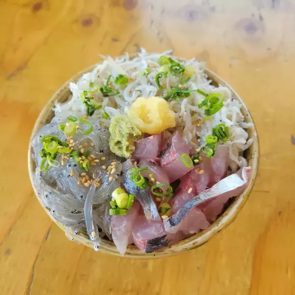 「GW限定「あじ・しらすフェア」開催！小田原漁港直送！旬のアジと湘南しらすを堪能できる豪華海鮮丼や伊勢海老丼など期間限定メニューが登場」の画像