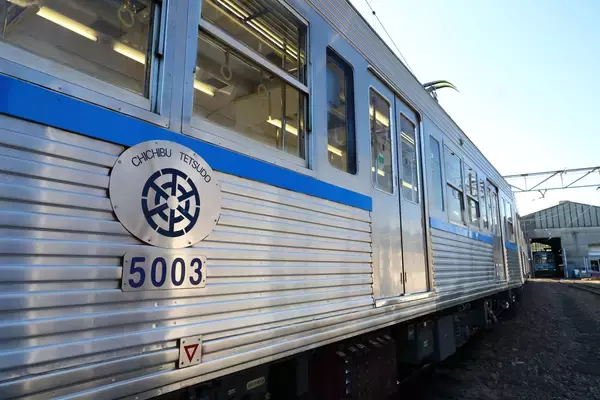 「秩父鉄道5000系電車2編成　東京都交通局所属時の姿を再現　3/7(土)に記念撮影会を実施、記念乗車券の販売も開始！」の画像