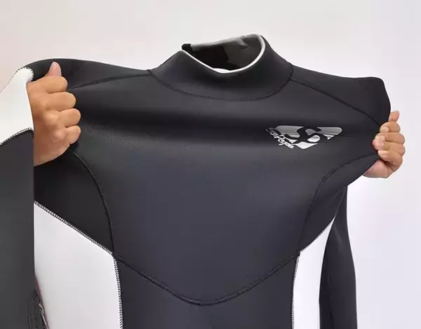 2万着突破の『おどろくほど着やすいウェットスーツ』で、ウェットスーツを力ずくで着替えるのはもうやめて！