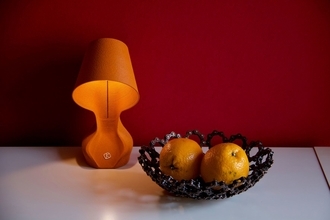 オレンジの皮の新素材で作った、テーブルランプを5月19日発売！サステナブルインテリア「オーミー・ザ・オレンジランプ」