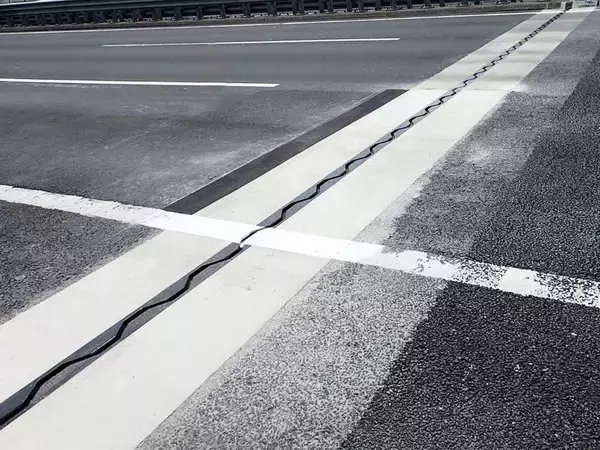 「積雪地域の橋を安全に。クリテック工業、橋梁用伸縮装置『ハイブリッドジョイント TCFタイプ』をリリース」の画像