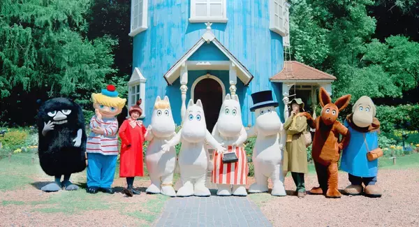 「8月9日（日）『ムーミンの日』はムーミンバレーパークへ！ムーミン谷の仲間たちが大集合するこの日限りのショーやグリーティング、記念花火大会やグリーティングディナーで特別な1日をお祝い。カードホルダーやキャラクターカードのプレゼントも！」の画像