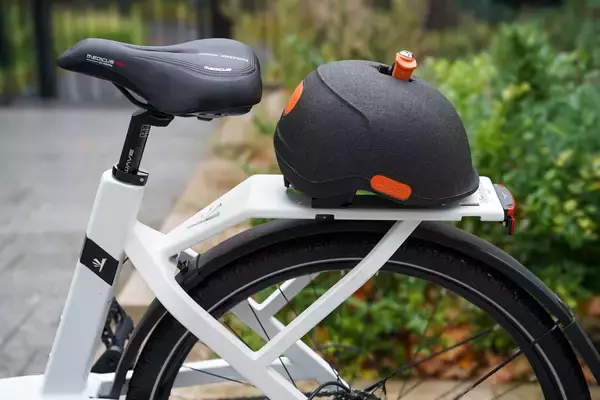 「駐輪中のヘルメット、もう持ち歩かない。自転車に固定＆施錠できる「ON BOARD Helmet」、Makuakeで応援購入受付開始」の画像