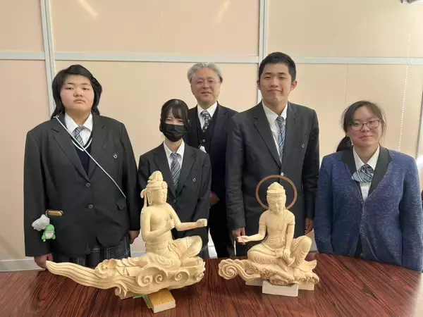 「雲中供養菩薩の彩色を誠恵高校が担当　沼津御用邸記念公園で制作途中を特別公開」の画像