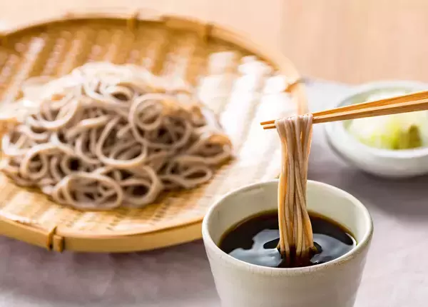 酷暑日の救世主！火を使わず流水解凍「だし香るつゆの冷やしそば」を江戸時代創業のみりん蔵「九重味淋」が8月6日に新発売