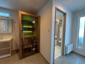 「家にサウナのある暮らし」へ。瀬尾建設工業の建売住宅にハルビアの家庭用サウナルームが搭載されました。