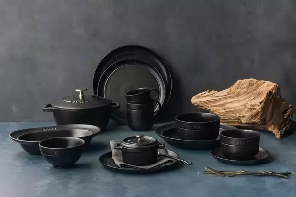 フランス発 クックウェアブランド ストウブからセラミック ダイニングライン新色「マットブラック」4月22日発売