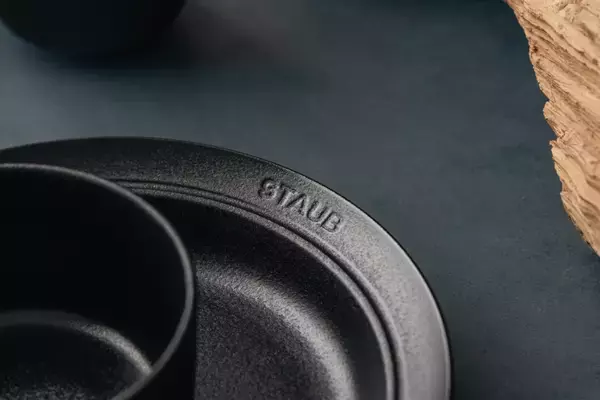 「フランス発 クックウェアブランド ストウブからセラミック ダイニングライン新色「マットブラック」4月22日発売」の画像