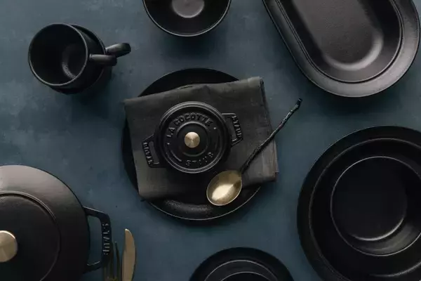 「フランス発 クックウェアブランド ストウブからセラミック ダイニングライン新色「マットブラック」4月22日発売」の画像