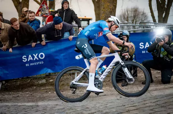 「サイクルモード東京キャニオンブースで『新型エンデュレースCFR ZINE』、『CANYON石畳ステッカー』を限定配布」の画像