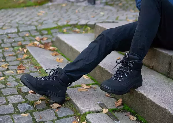 「フィンランド発 人気ブランドの新作を発売！冬を乗り切るファッションアイテム　KUOMA メンズ防寒ブーツ＆Myssyfarmi ニット帽が登場」の画像