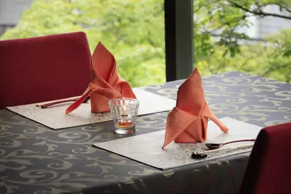 「【10周年記念】熱海のオーベルジュに5大特典付プランが登場　いちおしワインと料理で贅沢なひとときを｜2026年4月24日～」の画像