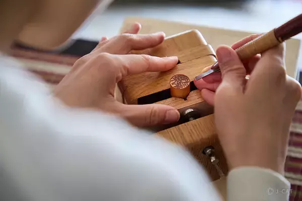 「古都鎌倉から成人を迎える皆様へ、人生の門出を祝う「判始めの儀式」鎌倉はんこが新成人向けに限定「鎌倉彫印鑑」を販売」の画像