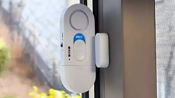 防犯設備士が開発、貼るだけ設置で賃貸でも使える家庭用防犯アラーム「スマアラーム」を発売