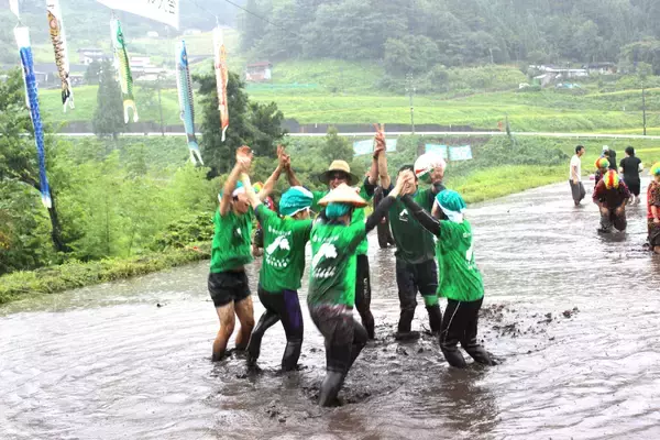 「体験型キャンプ場HOLY FUNGUS(ホーリーファンガス)で「泥んこバレーボール」大会を開催」の画像
